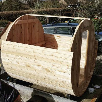 Família vermelha de Cedar Barrel Sauna House For da pessoa exterior da sala 6 da sauna do tambor do círculo do vapor